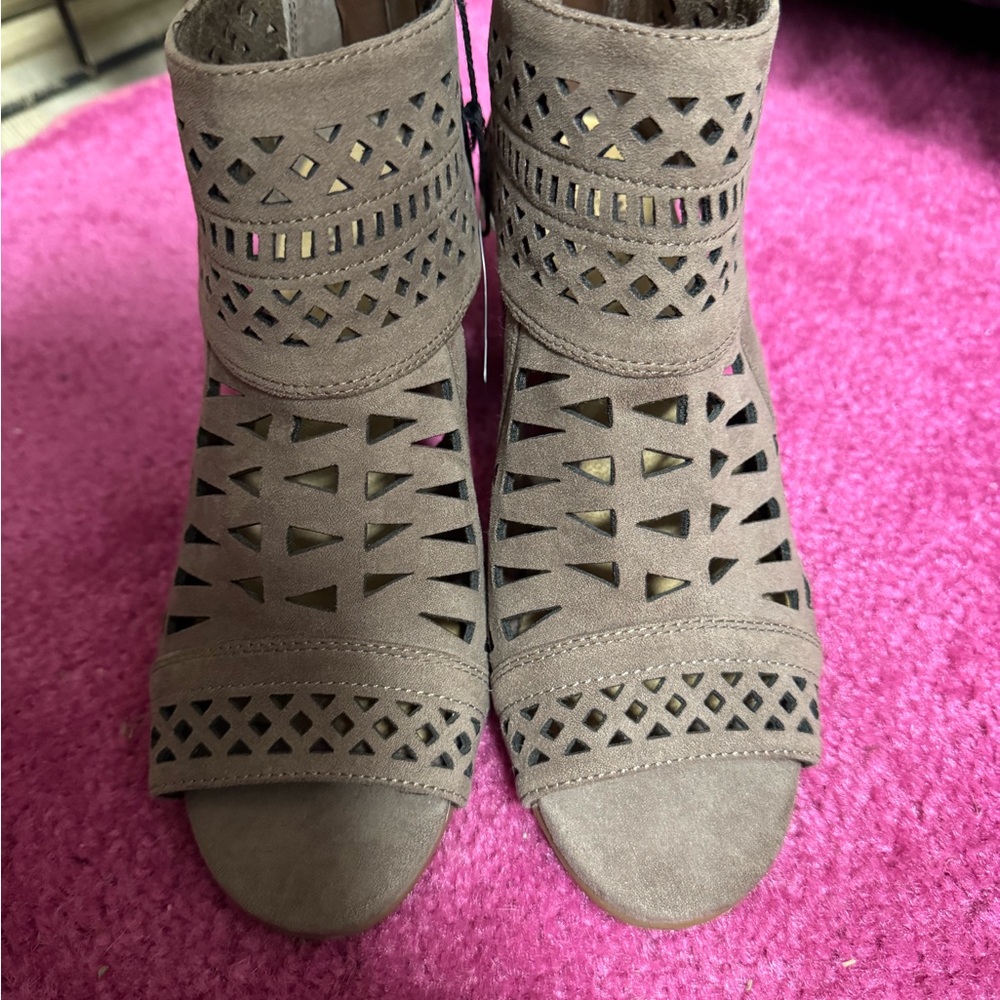 Size 6 NEW Sonoma Tan Espadrille Shoes with Intricate Cutouts